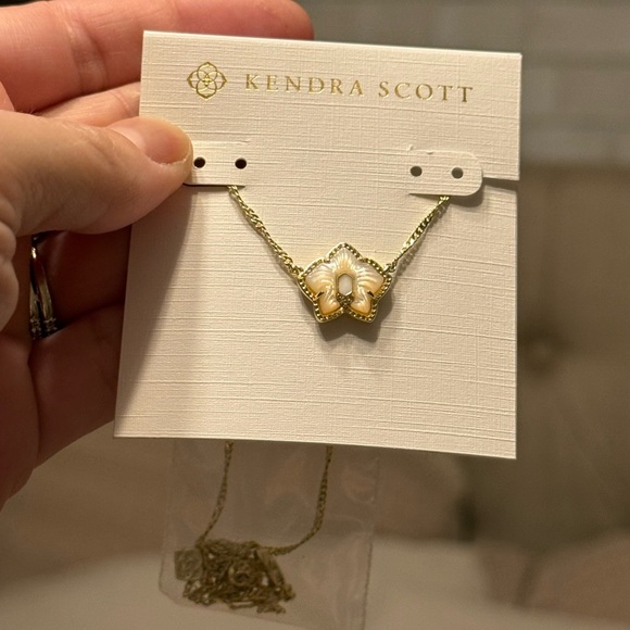 Kendra Scott Jewelry - NWT Kendra Scott Elegant Gold and Pearl floral Necklace
